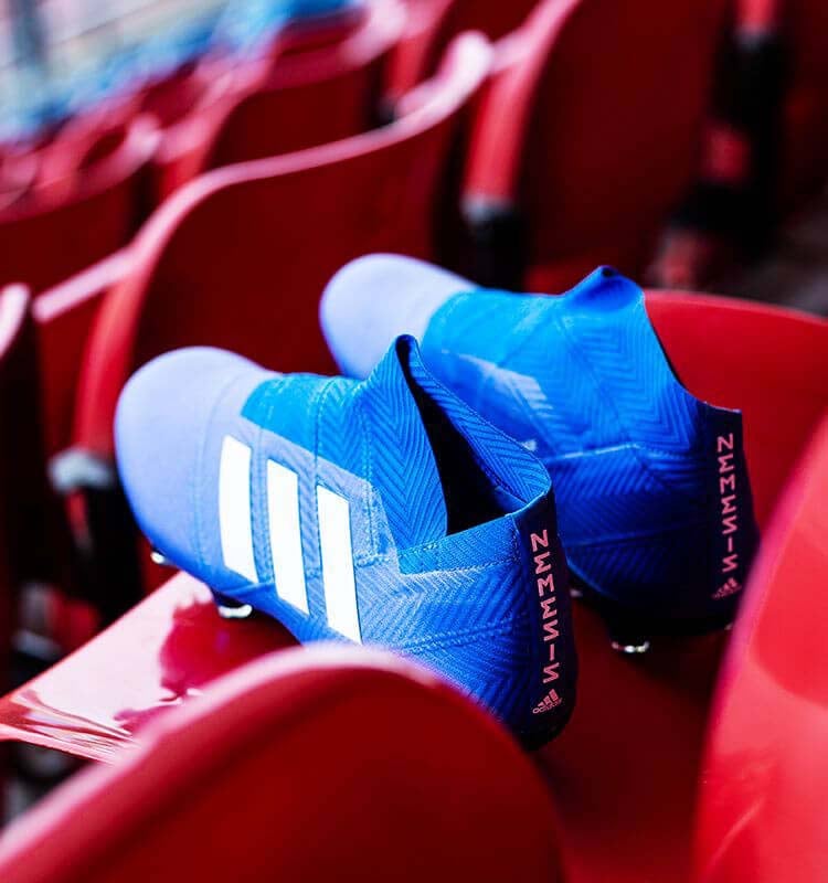 Giày bóng đá adidas nemeziz